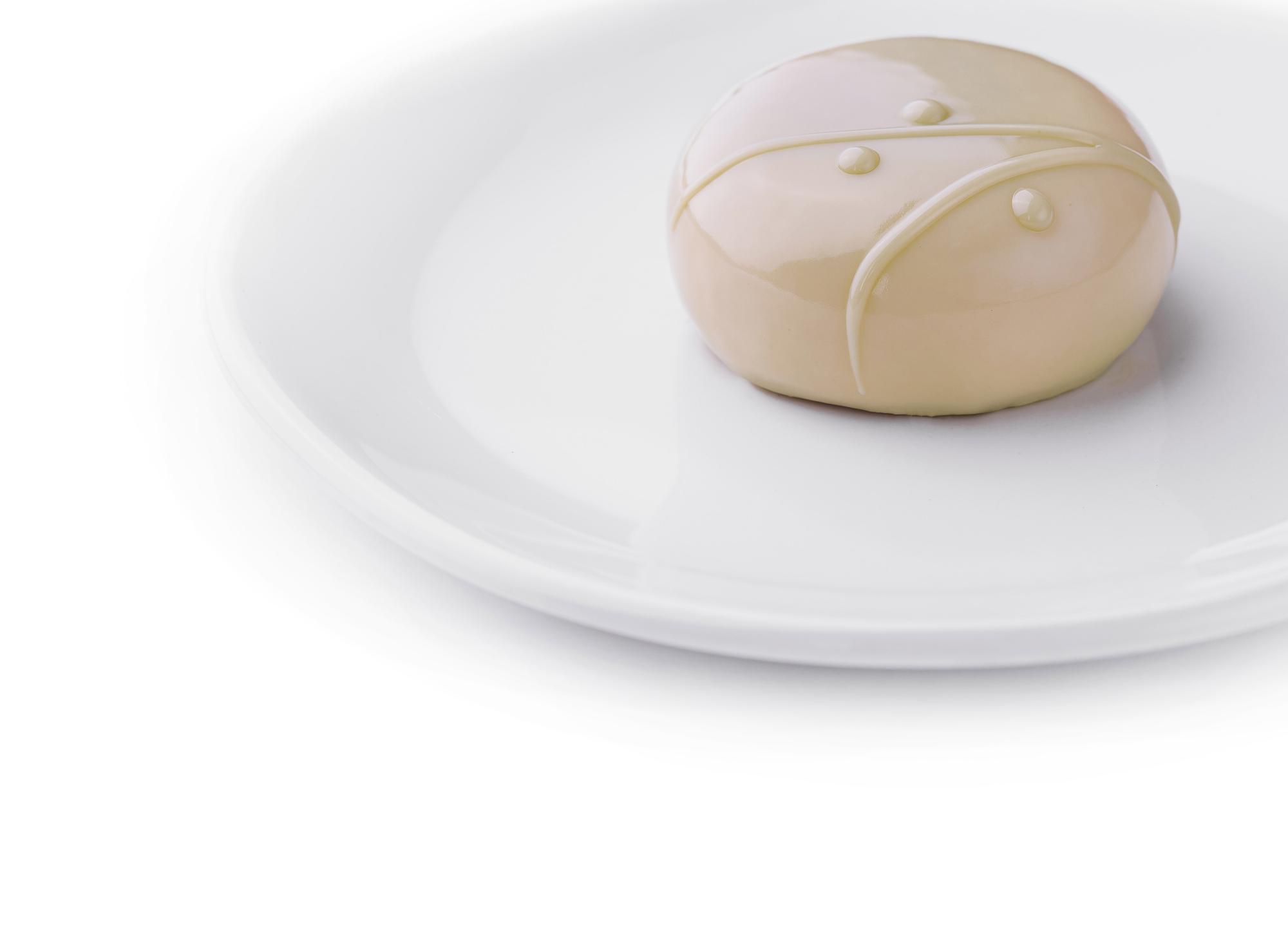 Porcja deseru na porcelanie